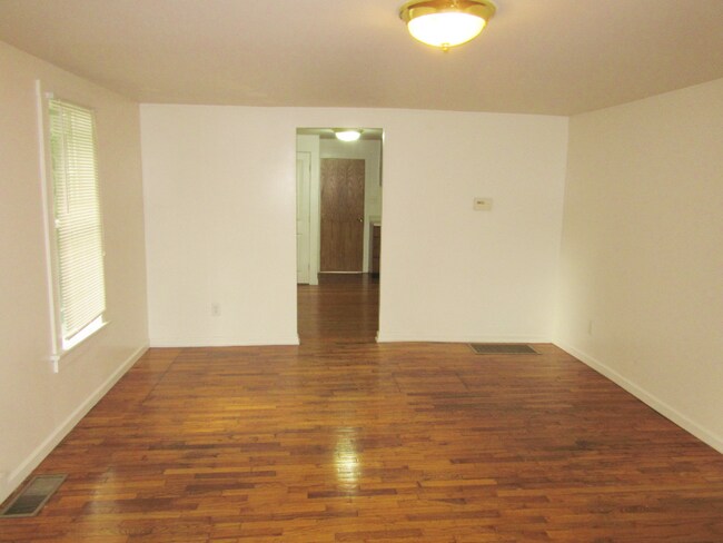 Building Photo - 208 W Maple St