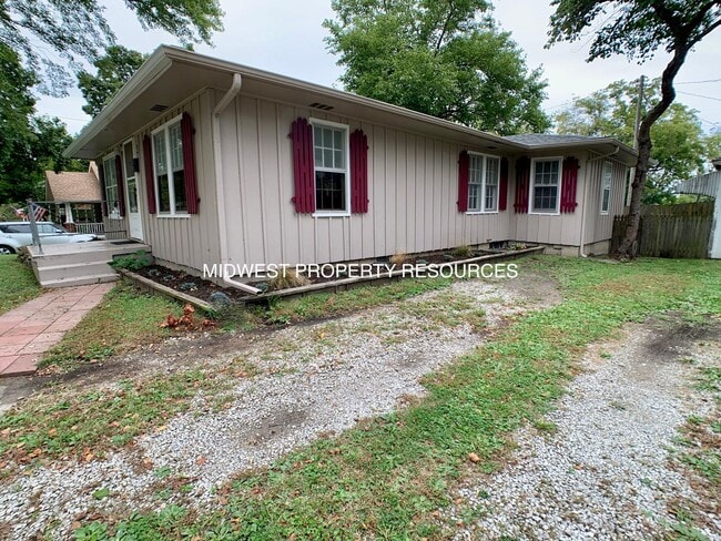 Building Photo - Adorable Bungalow in Downtown Lees Summit!