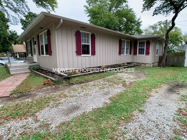 Foto del edificio - Adorable Bungalow in Downtown Lees Summit!