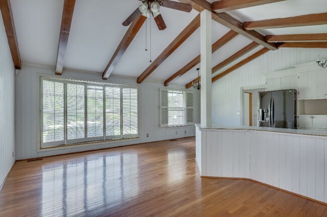 Foto del edificio - 327 Westchester Dr