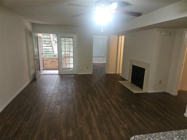 Foto del edificio - 2425 Holly Hall St