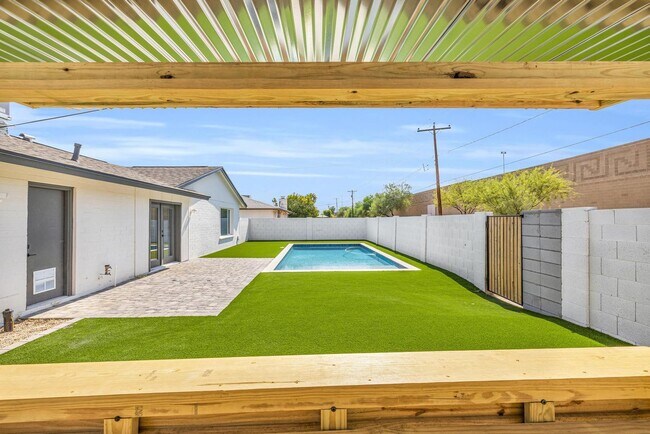 Building Photo - 6 BED/4 BATH Complete remodel with backyard pool & bar