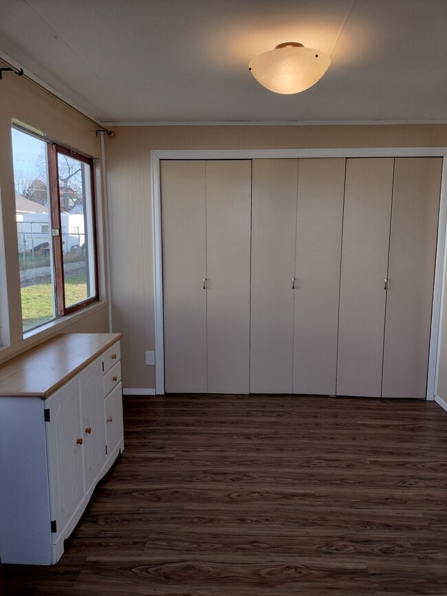 Building Photo - 1412-1411 11th Ave S