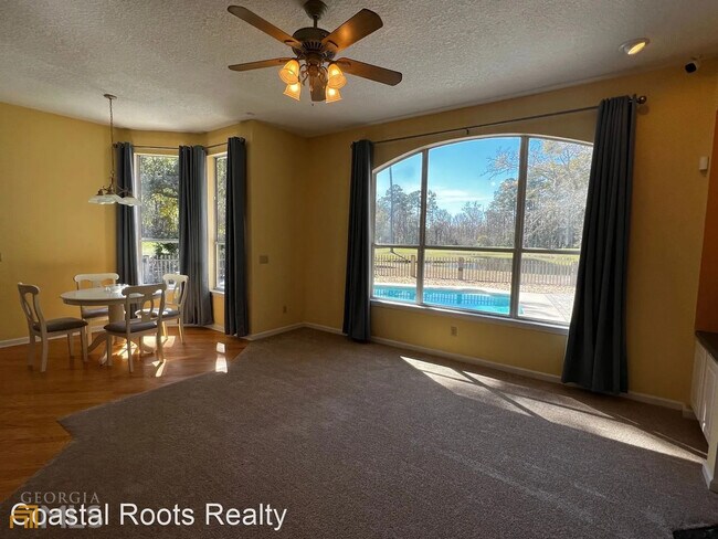 Building Photo - 205 Fairway Dr