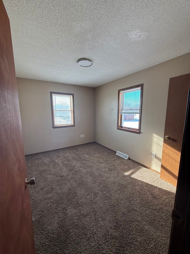 Building Photo - 1014 Castlewood Dr