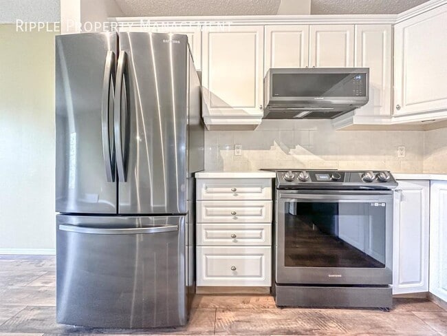 Building Photo - Modern 2 Beds, 2 Baths Apartment/Condo | A...