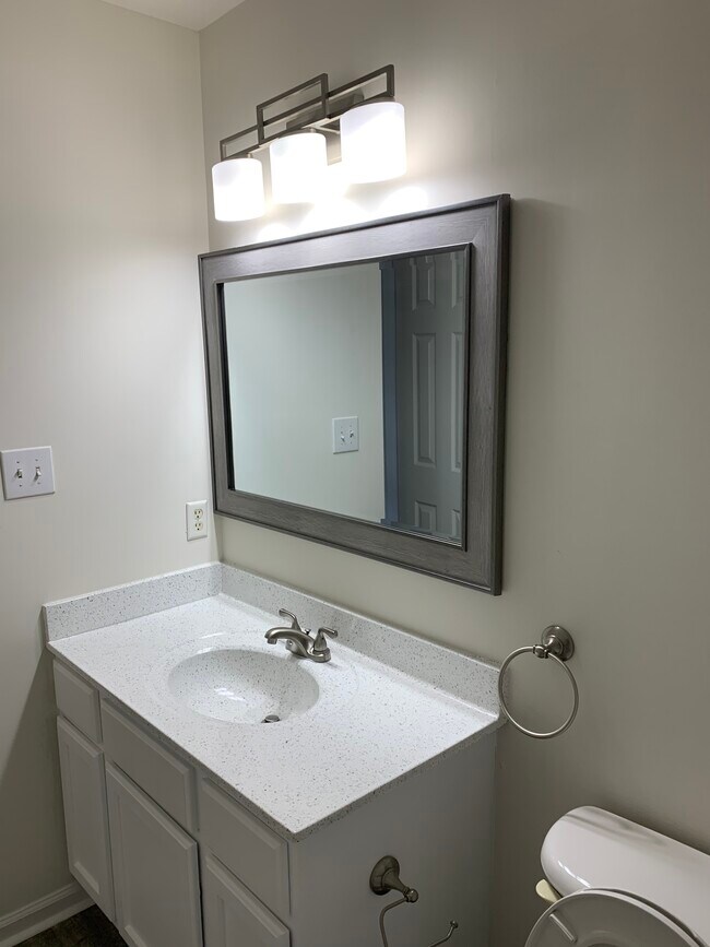 Building Photo - 1407 Meadow Dr