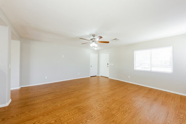 Building Photo - 12522 W Windrose Dr