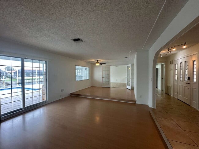 Foto del edificio - Direct Canal Front Home