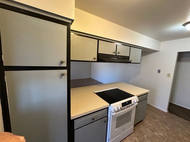 Building Photo - Charming 3 Bed 2 Bath home in Tempe with 2 car garage and big backyard