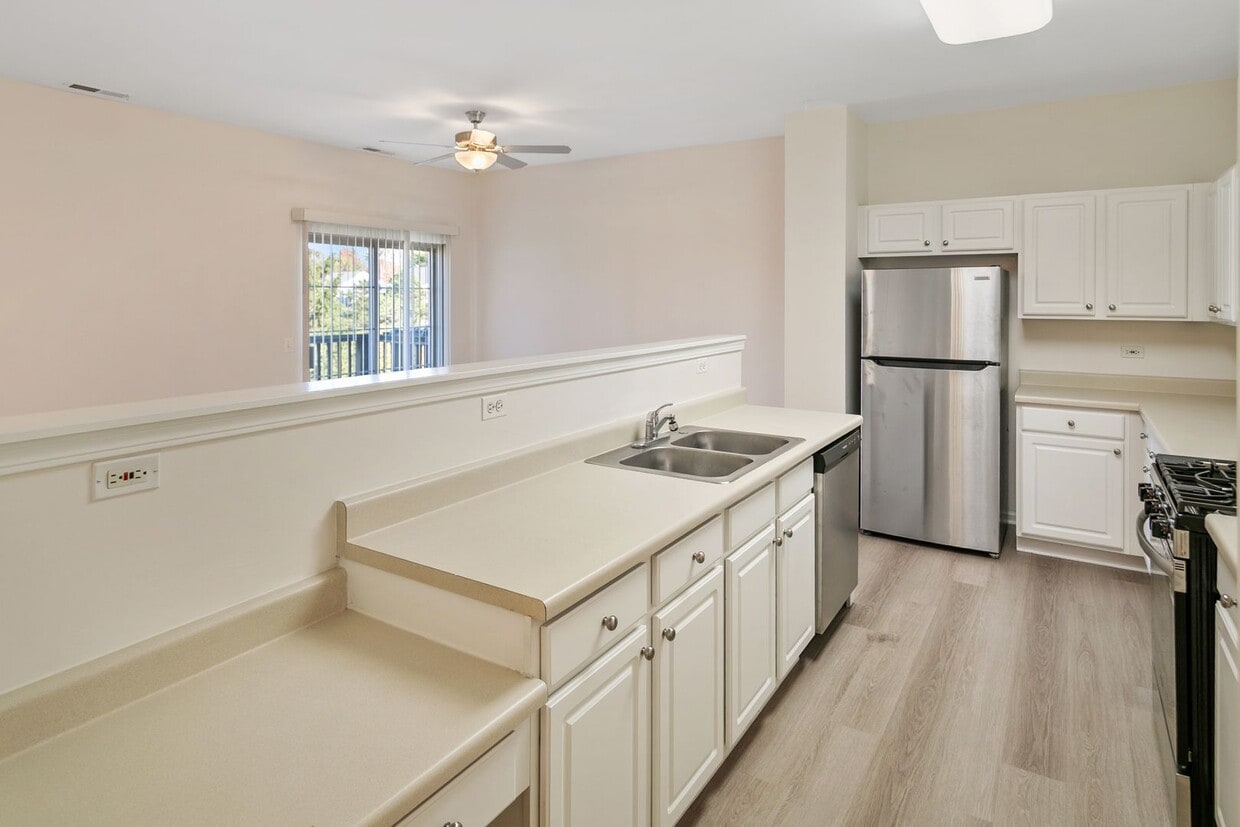 Building Photo - 2 Bedroom 2 Bath Townhouse in Grayslake