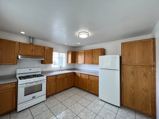 Cocina con muchos armarios de almacenamiento - 11538 Eucalyptus Ave