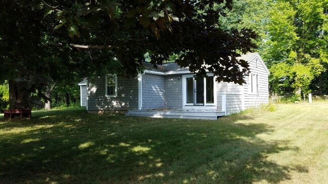 Building Photo - 2 Bed, 1 Bath Ranch on Beautiful Property