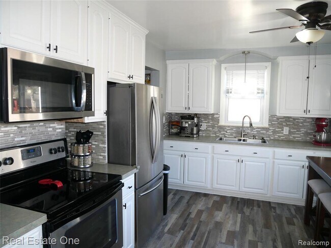 Foto del edificio - 2881 Ellwood Ave