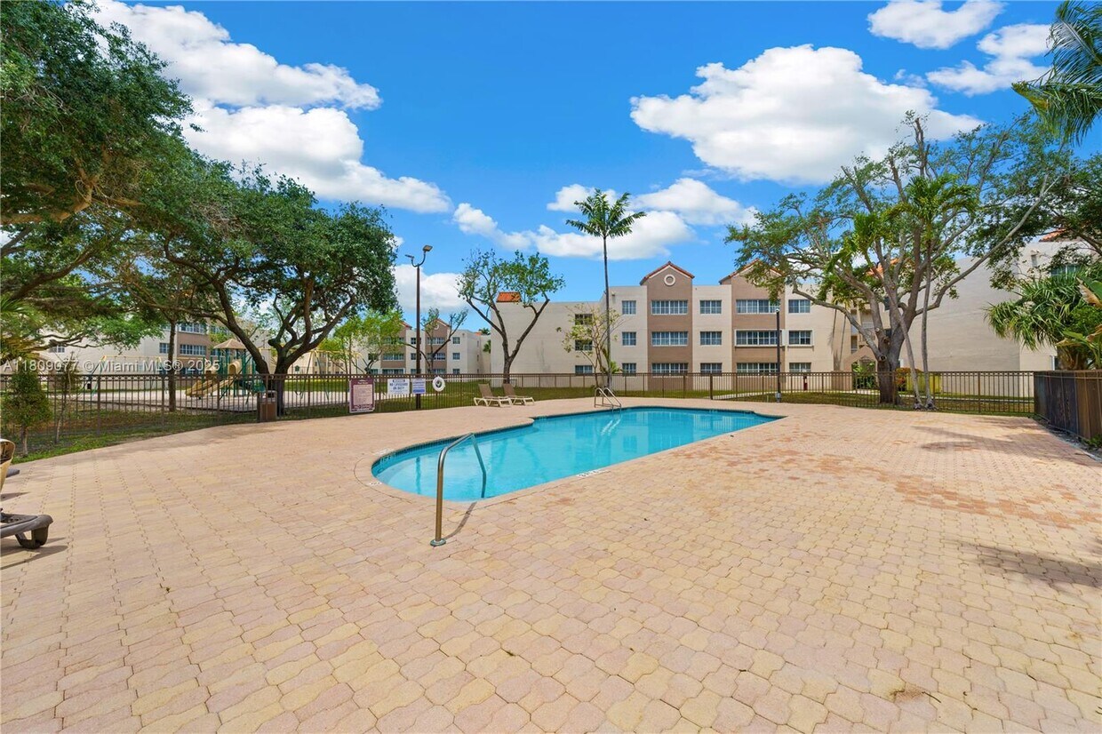 Foto principal - 6135 NW 186th St