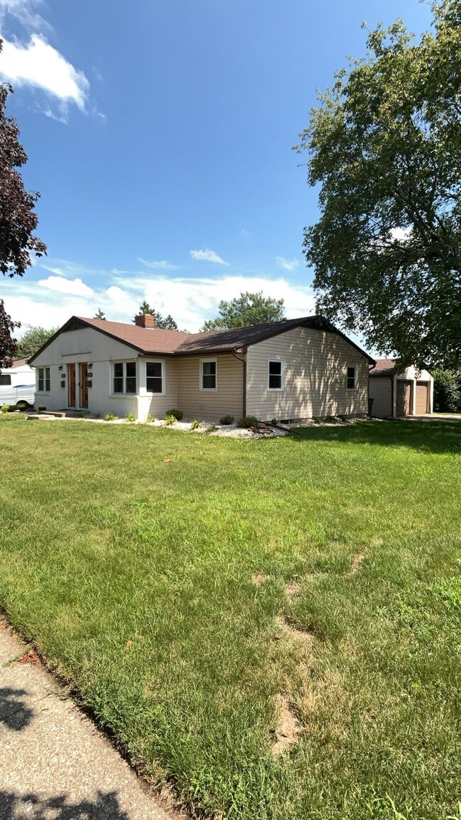 Building Photo - 2047 Ravine St