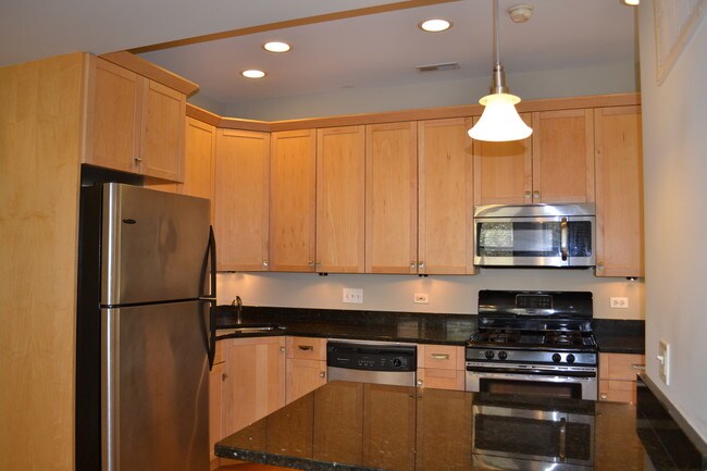 7639 N Greenview Ave, Chicago, IL 60626 - Condo for Rent  