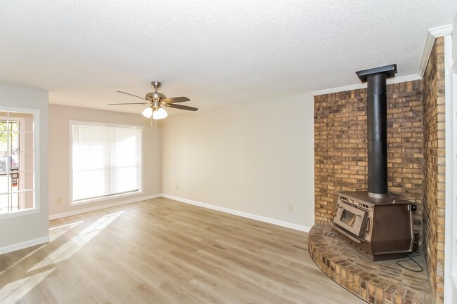 Foto del edificio - 4240 Water Briar Rd