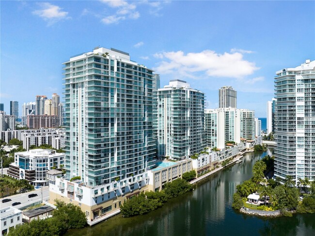 Foto del edificio - 330 Sunny Isles Blvd