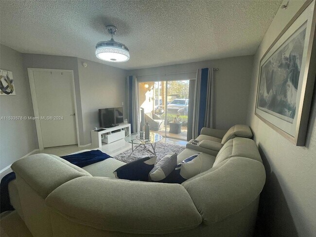 Foto del edificio - 8235 Ibis Club Drive Unit 310