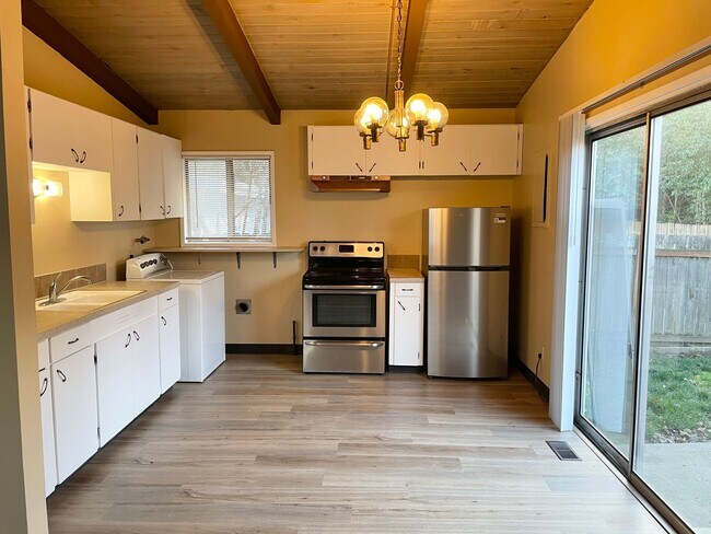 Building Photo - Charming Ranch in an easy access location!