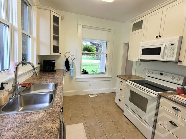 Photo du bâtiment - 3-Bedroom with a Heated Shop!!