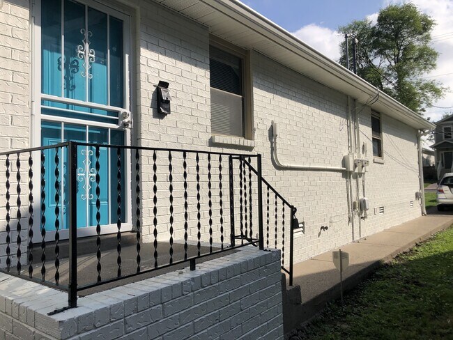 Building Photo - 1610 17th Ave N