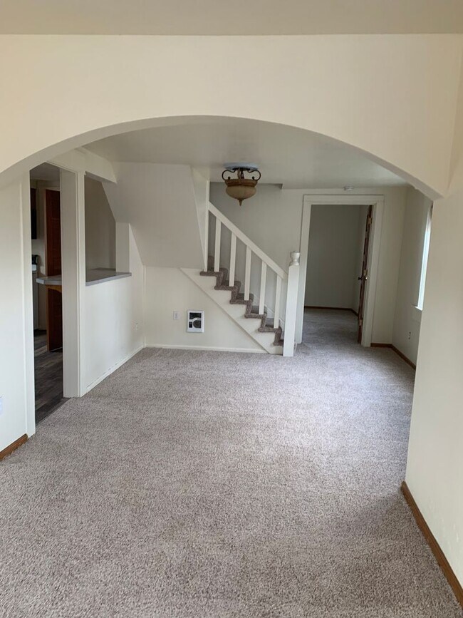 Foto del edificio - Great Updated House with a Fabulous Front Porch and Room to Garden