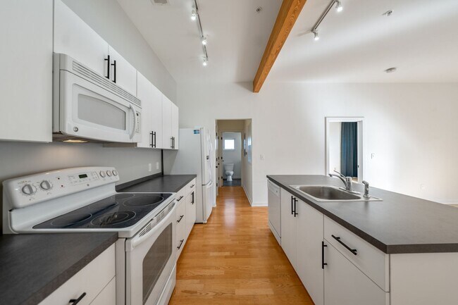 Foto del edificio - Downtown Durham 1bd/1ba Top Floor Corner Unit Condo!