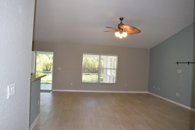 Building Photo - 1074 SW Janar Ave