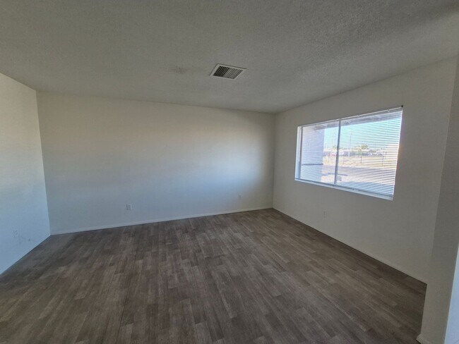 Foto del edificio - Large 4 Bed 2 Bath House