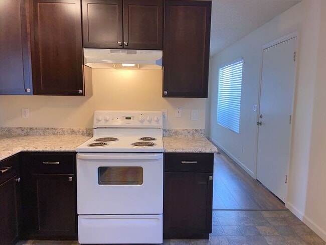 Foto del edificio - Reno Duplex - 1 Pet Friendly, Garage, Dishwasher, Washer/Dryer Hookups, Central A/C