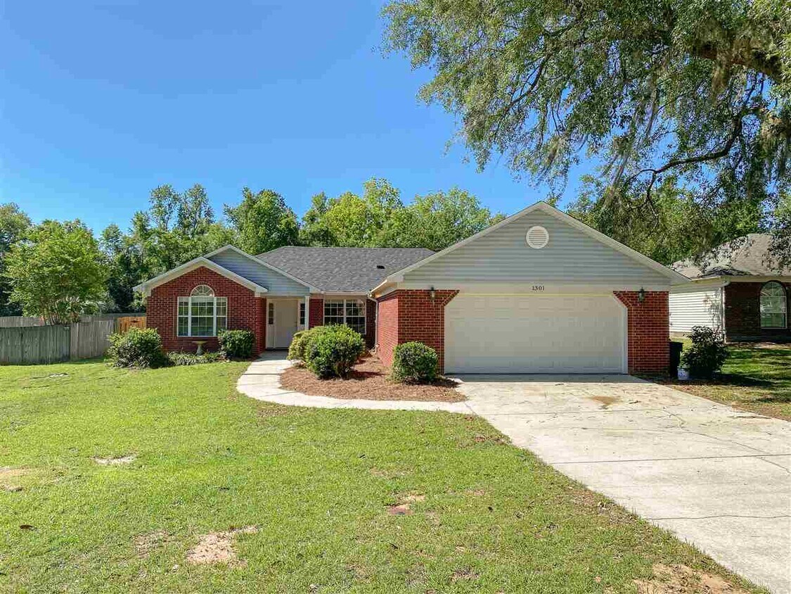 Primary Photo - 1301 Sumerlin Dr