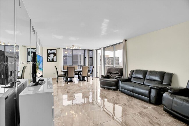 Building Photo - 3701 N Country Club Dr