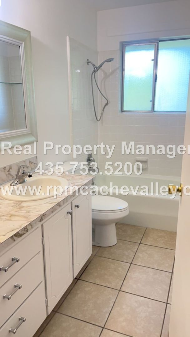Foto del edificio - 420 1/2 N 200 W # 1-4