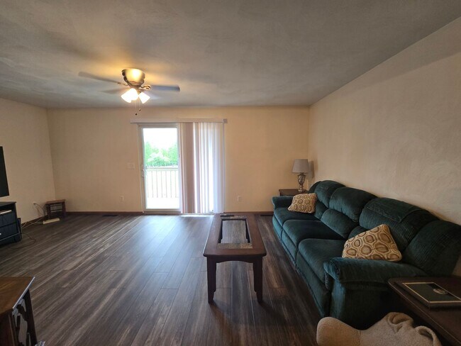 Foto del edificio - Beautiful 2 Bedroom Townhome - Only Steps ...