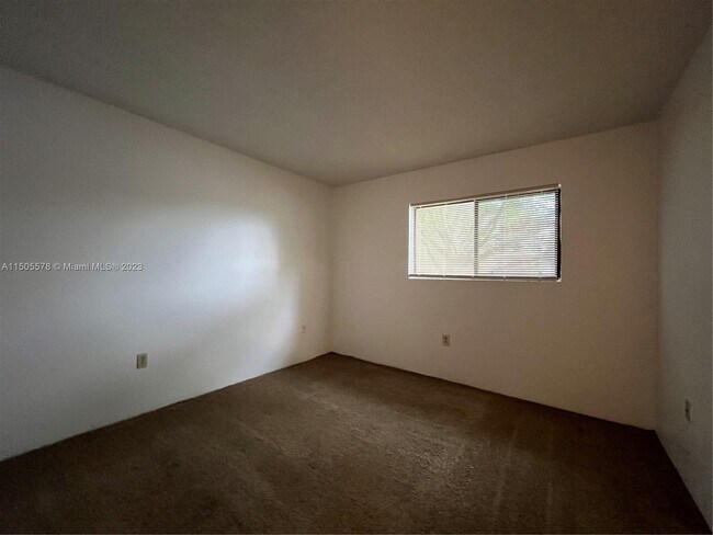 Building Photo - 350 Palm Cir W