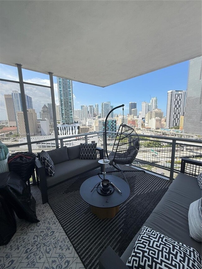 Foto del edificio - 350 S Miami Ave