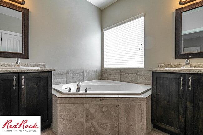 Foto del edificio - 4 Bedroom Spacious St. George Home with Large Backyard