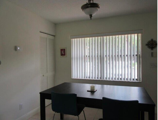 Foto del edificio - 9607 NW 4th St