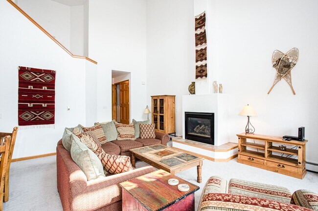 Building Photo - Convenient Location! Lots of Space and Lig...