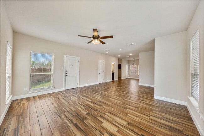 Foto del edificio - 4904 Ridglea Hills Ct
