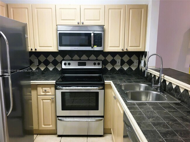 Foto del edificio - 6202 NW 115th Pl
