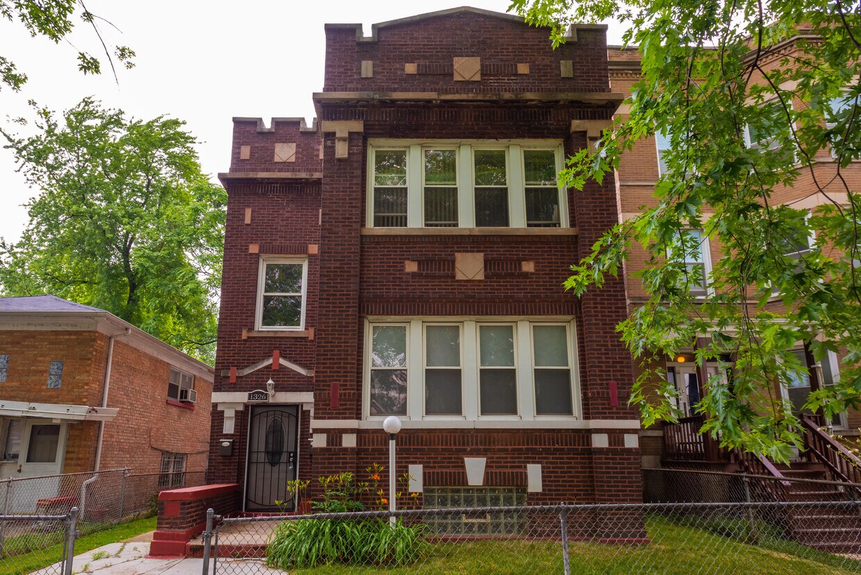 Primary Photo - 1326 E 72nd St