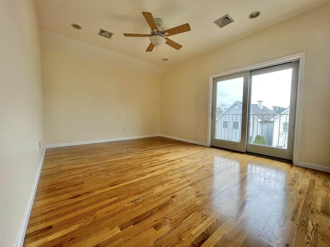 Building Photo - 264 Custer Ave