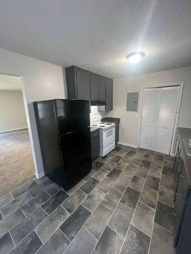 Building Photo - Great 2 bedroom 2 bathroom flat duplex NOW...