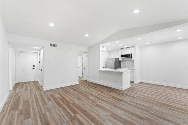 Building Photo - 17331 Red Oak Dr
