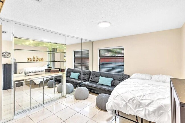 Foto del edificio - Beautiful 3-Bedroom, 2-Bath Villa with Lak...