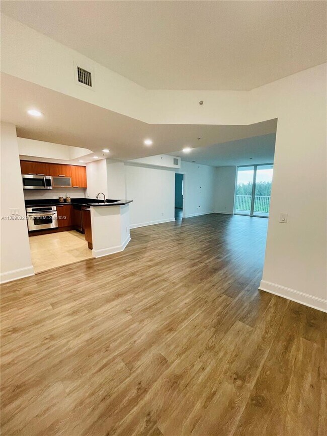 Foto del edificio - 14951 Royal Oaks Ln