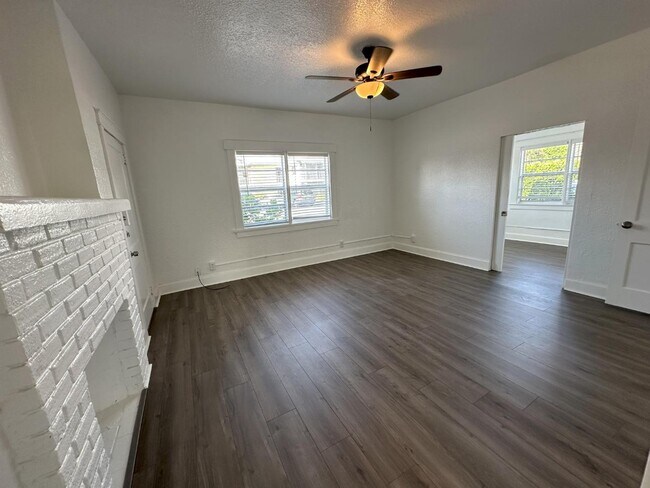 Building Photo - 215 S Seacrest Blvd